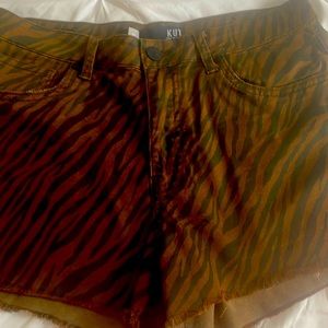 Kut from the Kloth Jane High Rise Shorts Zebra Brown Raw Hem Stretch ..Size 10